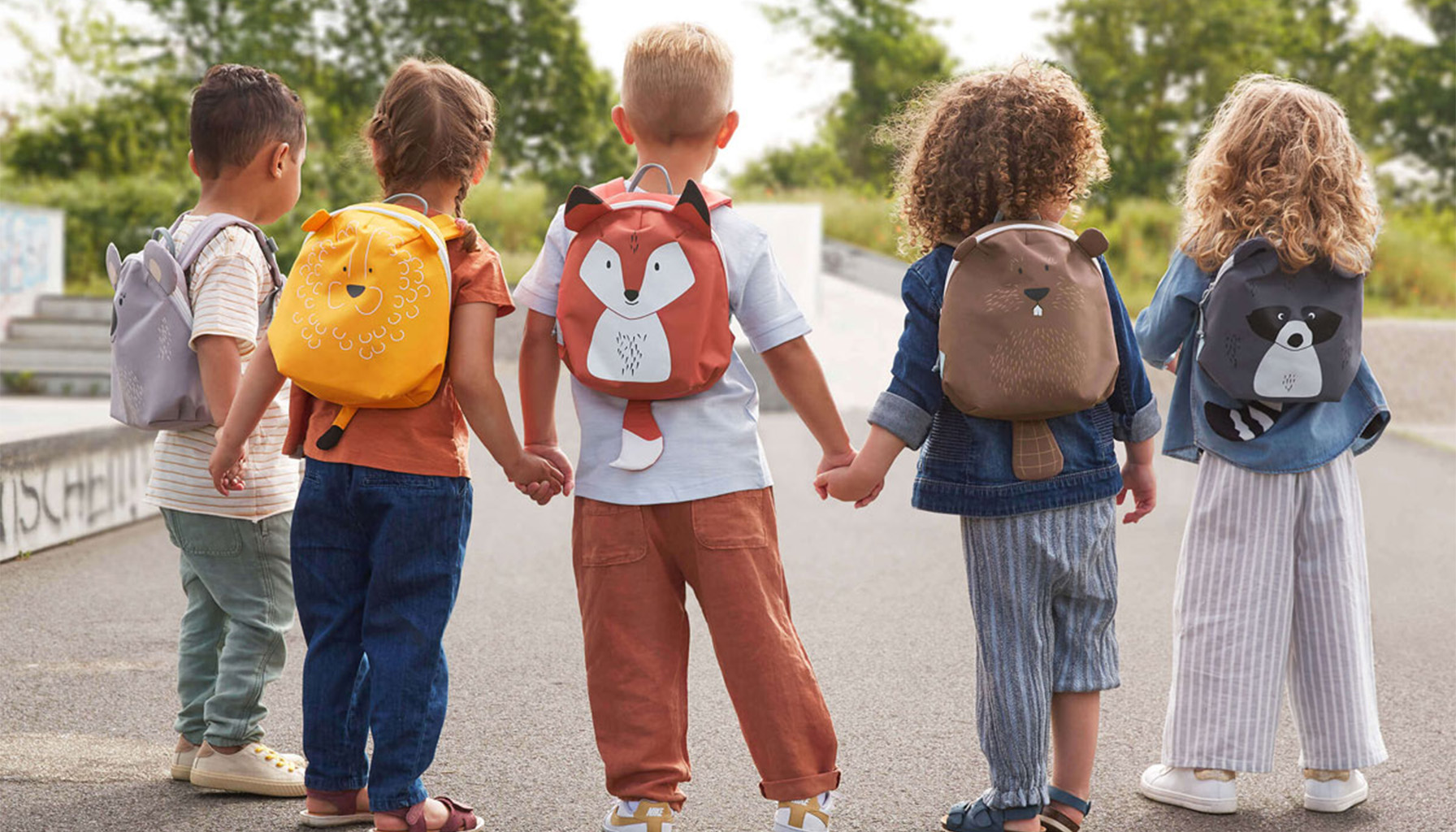 Criança com mochila personalizada